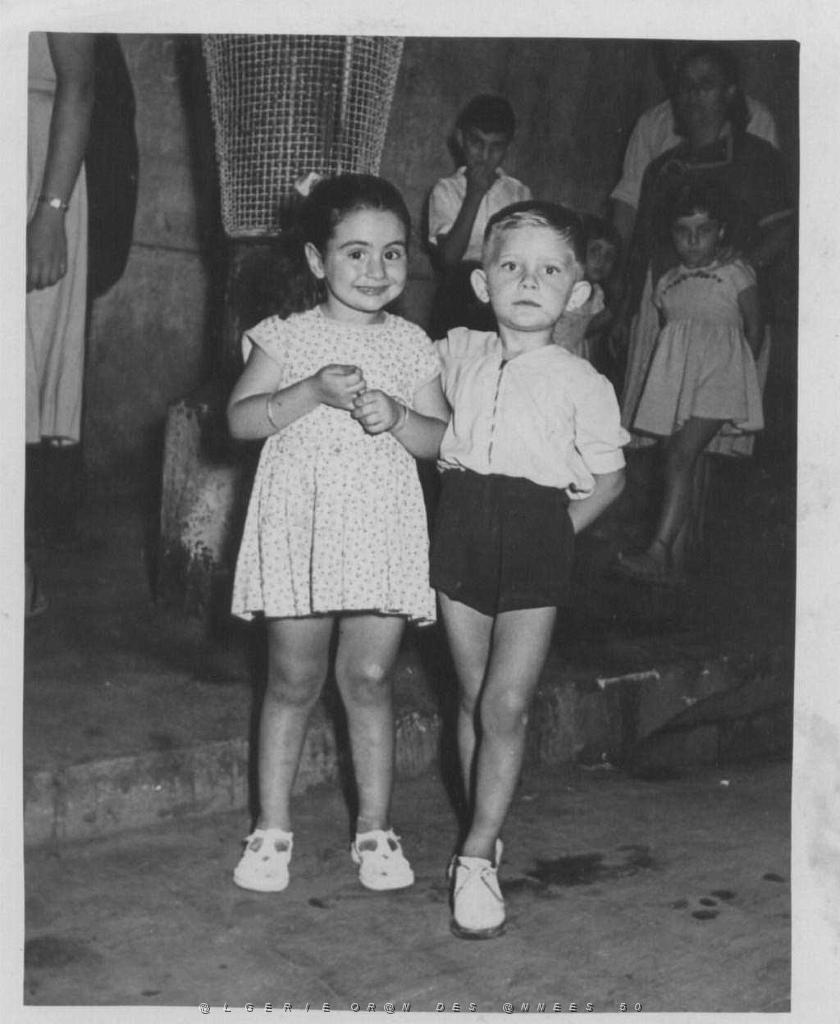 18 FETE FORAINE RUE EUGENE LALLEMENT AVEC MA COPINE D ENFANCE MARIE CHRISTINE CASTELLANO.JPG